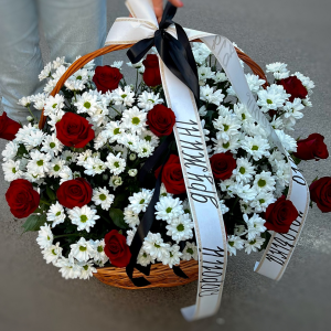 Корзина з 14 троянд та 20 хрезантем
