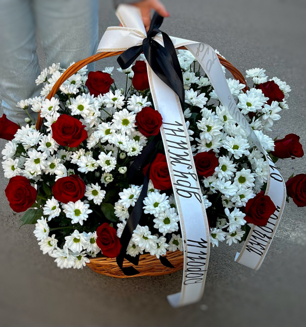 Корзина з 14 троянд та 20 хрезантем
