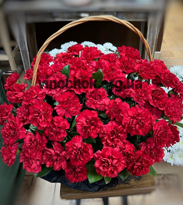Корзина з 70 гвоздик