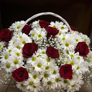 Корзина з 10 троянд та 18 хрезантем