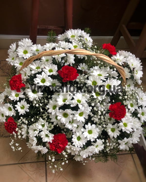 Корзина з 8 гвоздик та 12 хрезантем